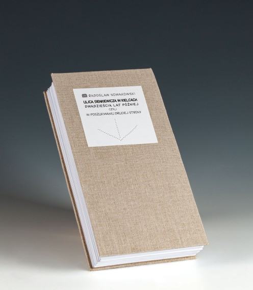 Radosław Nowakowski, „Ulica Sienkiewicza w Kielcach dwadzieścia lat później, czyli w poszukiwaniu drugiej strony” obiekt przestrzenny / 2023, Dąbrowa Dolna (Polska) / papier, tektura, płótno / druk atramentowy / 30 × 15 × 5,5 cm (zamknięty) / druk na żądanie fot. Magdalena Lorek, MNWr