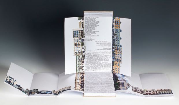 Radosław Nowakowski, „Ulica Sienkiewicza w Kielcach dwadzieścia lat później, czyli w poszukiwaniu drugiej strony” obiekt przestrzenny / 2023, Dąbrowa Dolna (Polska) / papier, tektura, płótno / druk atramentowy / 30 × 15 × 5,5 cm (zamknięty) / druk na żądanie fot. Magdalena Lorek, MNWr