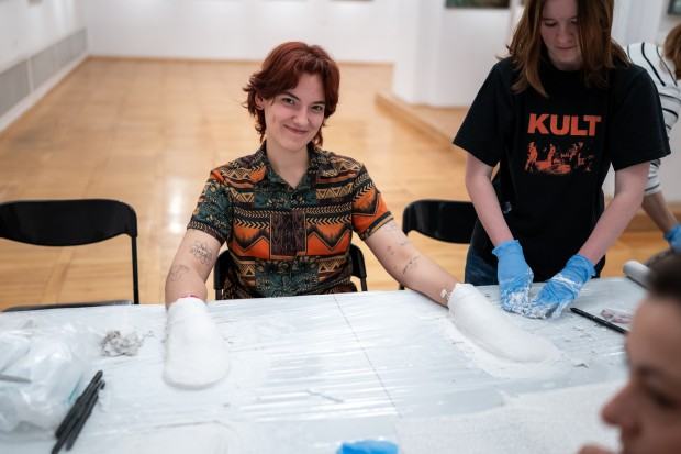 Między ciałem a ikoną. Gdzie glina budzi boginię