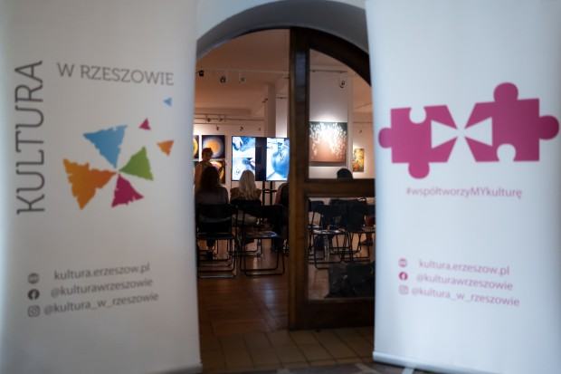 Między ciałem a ikoną. Gdzie glina budzi boginię