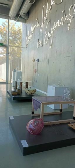 Między słowami, między gestami, między funkcjami