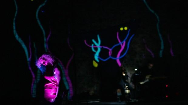 Sebastian Siepietowski, scenografia i multimedia do spektaklu Syrena - Monomusical, zdj. Edgar de Poray, 2019 Sebastian Siepietowski, scenografia i multimedia do spektaklu Syrena - Monomusical