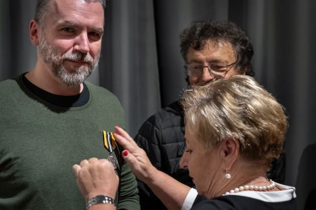 Wręczenie Michałowi Pietrzakowi Odznaki Zasłużony dla Dolnego Śląska