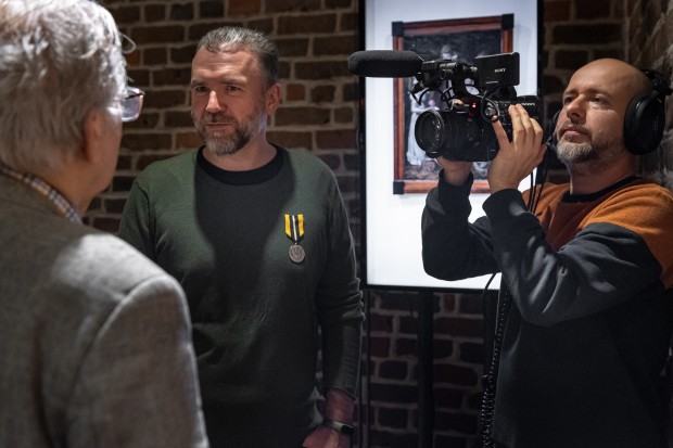 Wręczenie Michałowi Pietrzakowi Odznaki Zasłużony dla Dolnego Śląska