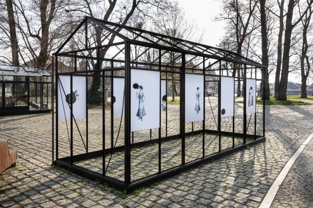 Anna Bujak_BLACK FRAME