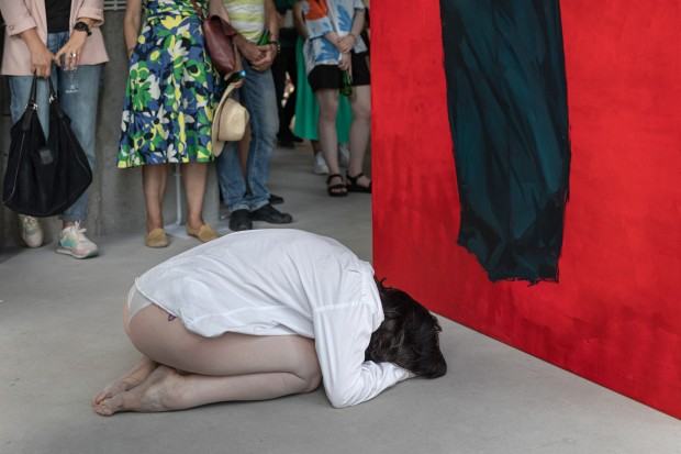 Olena Matoshniuk, Brzemię, performance