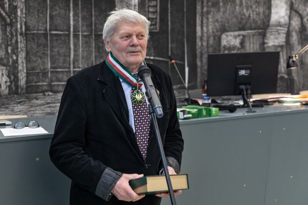 wręcznie Złotej Glorii Artis i odznaki