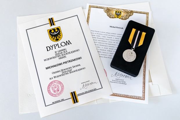 Wręczenie Michałowi Pietrzakowi Odznaki Zasłużony dla Dolnego Śląska