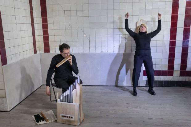 Koncert w Exit ASP Wrocław – Lorena Izquierdo Aparicio – performance, głos / Ryszard Lubieniecki – portatyw organowy, głośnice akordeonowe.