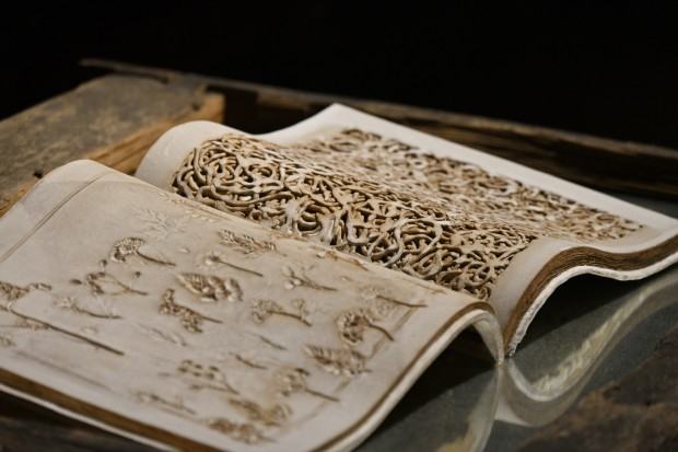 Bogna Kozera-Radomska, Białe słowa, glina ceramiczna, porcelana, lustro, drewno, stal, 95x70x10 cm, 2021