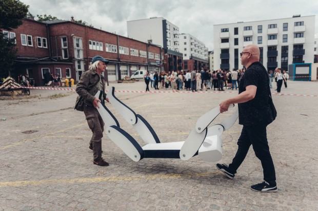 Jerzy Kosałka i Tomasz Opania niosący prototyp Wędrowca, Święto Wrocławia 2024, fot. Wojciech Chrubasik