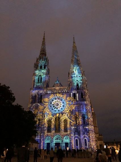 Chartres, nocna iluminacja katedry Chartres, nocna iluminacja katedry