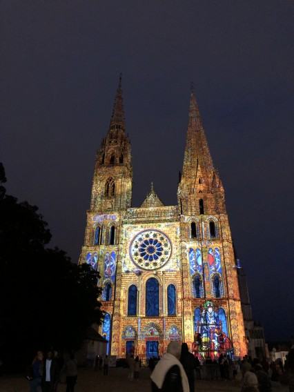 Chartres, nocna iluminacja katedry Chartres, nocna iluminacja katedry