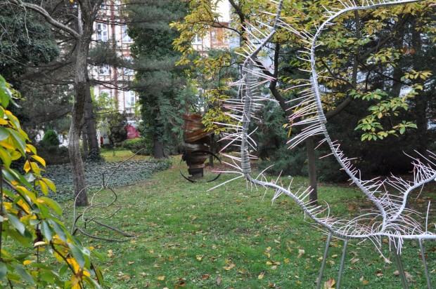 Fragment wystawy „Cosmic Nature” w Ogrodzie ASP przy ul. Traugutta we Wrocławiu.