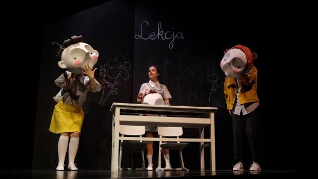 Dziewczynka w parku, scenografia, kostiumy, lalki i maski: Klaudia Laszczyk Dziewczynka w parku, scenografia, kostiumy, lalki i maski: Klaudia Laszczyk
