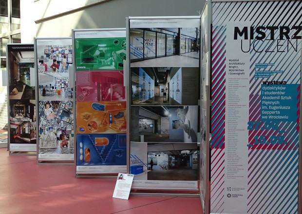 Widok wystawy. Wystawa „Mistrz-Uczeń” pedagogów i studentów Wydziału Architektury Wnętrz, Wzornictwa i Scenografii ASP we Wrocławiu na Politechnice Śląskiej w Gliwicach