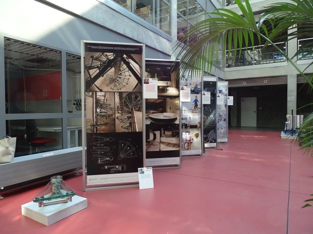 Widok wystawy. Wystawa „Mistrz-Uczeń” pedagogów i studentów Wydziału Architektury Wnętrz, Wzornictwa i Scenografii ASP we Wrocławiu na Politechnice Śląskiej w Gliwicach