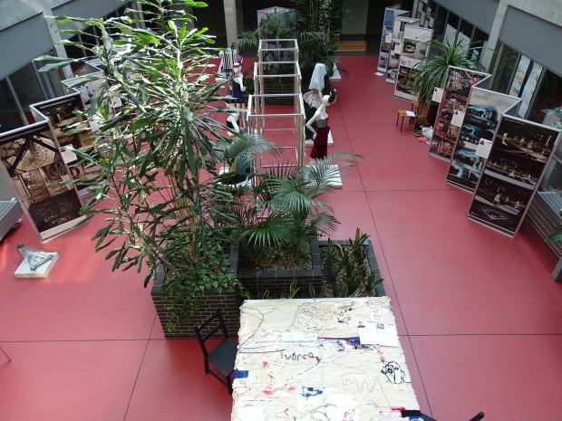 Widok wystawy. Wystawa „Mistrz-Uczeń” pedagogów i studentów Wydziału Architektury Wnętrz, Wzornictwa i Scenografii ASP we Wrocławiu na Politechnice Śląskiej w Gliwicach