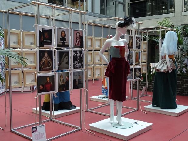 Widok wystawy. Wystawa „Mistrz-Uczeń” pedagogów i studentów Wydziału Architektury Wnętrz, Wzornictwa i Scenografii ASP we Wrocławiu na Politechnice Śląskiej w Gliwicach