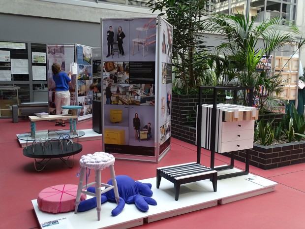 Widok wystawy. Wystawa „Mistrz-Uczeń” pedagogów i studentów Wydziału Architektury Wnętrz, Wzornictwa i Scenografii ASP we Wrocławiu na Politechnice Śląskiej w Gliwicach