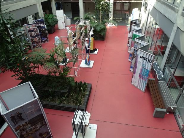 Widok wystawy. Wystawa „Mistrz-Uczeń” pedagogów i studentów Wydziału Architektury Wnętrz, Wzornictwa i Scenografii ASP we Wrocławiu na Politechnice Śląskiej w Gliwicach
