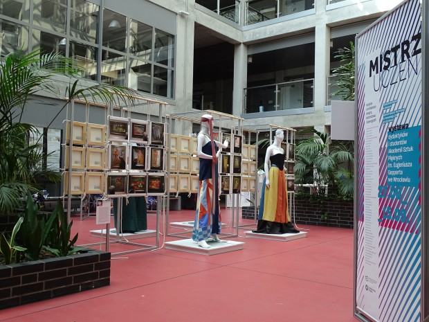 Widok wystawy. Wystawa „Mistrz-Uczeń” pedagogów i studentów Wydziału Architektury Wnętrz, Wzornictwa i Scenografii ASP we Wrocławiu na Politechnice Śląskiej w Gliwicach