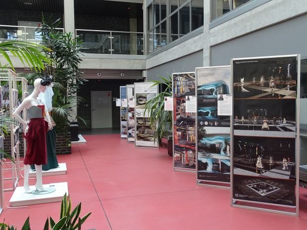 Widok wystawy. Wystawa „Mistrz-Uczeń” pedagogów i studentów Wydziału Architektury Wnętrz, Wzornictwa i Scenografii ASP we Wrocławiu na Politechnice Śląskiej w Gliwicach