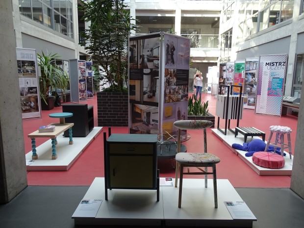 Widok wystawy. Wystawa „Mistrz-Uczeń” pedagogów i studentów Wydziału Architektury Wnętrz, Wzornictwa i Scenografii ASP we Wrocławiu na Politechnice Śląskiej w Gliwicach