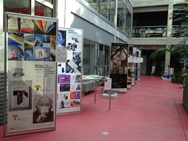 Widok wystawy. Wystawa „Mistrz-Uczeń” pedagogów i studentów Wydziału Architektury Wnętrz, Wzornictwa i Scenografii ASP we Wrocławiu na Politechnice Śląskiej w Gliwicach