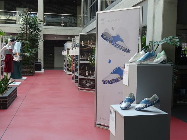 Widok wystawy. Wystawa „Mistrz-Uczeń” pedagogów i studentów Wydziału Architektury Wnętrz, Wzornictwa i Scenografii ASP we Wrocławiu na Politechnice Śląskiej w Gliwicach