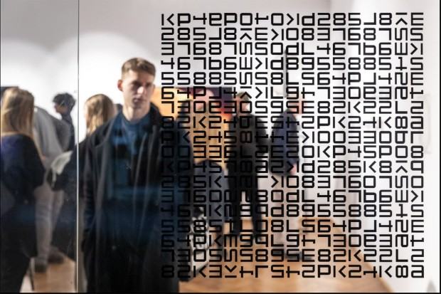 Katarzyna Goździk, kwadrat, Eksperymentalna praca typograficzna prezentowana jako wielkoformatowy płot, zdj. Michał Pietrzak