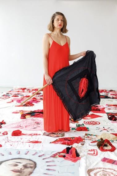 Iza Moczarna-Pasiek, „Czerwony Namiot – Ćwiczenia z Krwawienia”, 2025. Fot. Katerina Kouzmitcheva. Iza Moczarna-Pasiek, „Czerwony Namiot – Ćwiczenia z Krwawienia”, 2025. Fot. Katerina Kouzmitcheva.