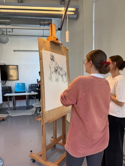 Warsztaty rysunku i wystawa w KhiO w ramach programu Erasmus+