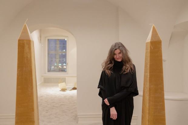 Katarzyna Bogusz w przestrzeni wystawy Nie czas żałować róż, gdy płoną lasy, kuratorka Kama Wróbel, OP ENHEIM, 2024, fot. Dzikie Studio