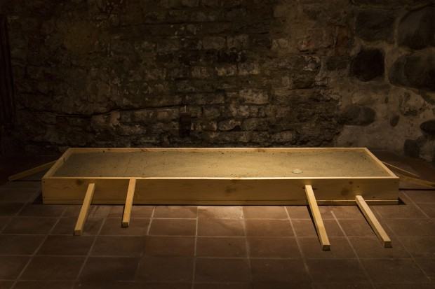 Katarzyna Bogusz, Fundament, przetopiona srebrna biżuteria piasek, 170x60cm, Domek Miedziorytnika Wrocław, 2022, fot. autorka