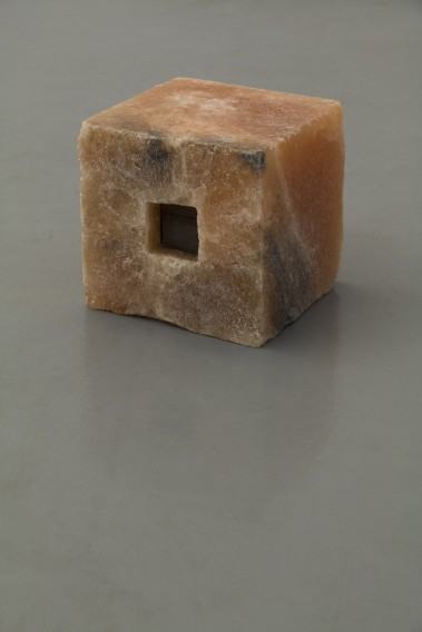 Katarzyna Bogusz, Opus corpus, sól, czarna glina, woda, 1x16x16cm, Fundacja Salony Zielona Góra, 2023, fot. autorka