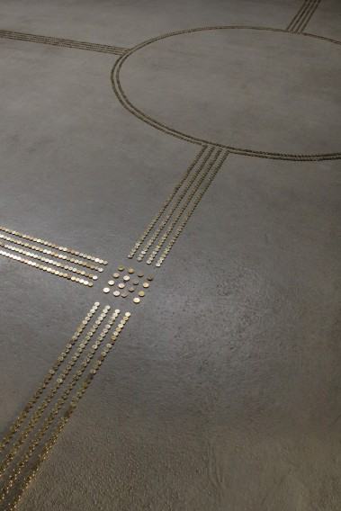 Katarzyna Bogusz, Profanum, instalacja site specific z jednogroszówek, IP Studio, 2023, fot. autorka