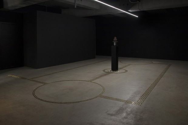 Katarzyna Bogusz, Profanum, instalacja site specific z jednogroszówek, fontanna z czekolady, IP Studio, 2023, fot. autorka