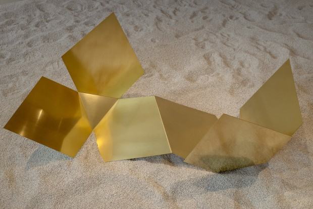 Katarzyna Bogusz, Quinta essentia, mosiądz, 60x150x70cm, OPENHEIM Wrocław, 2023, fot. Alicja Kielan