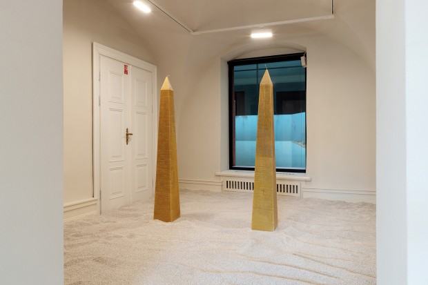 Katarzyna Bogusz, Quinta essentia, wosk pszczeli, 180x26x26 cm, OPENHEIM Wrocław, 2023, fot. Alicja Kielan