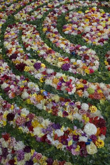 Katarzyna Bogusz, Śmierć kwiatu, sztuczne kwiaty z recyklingu, 900x900 cm, Plac Wolności Wrocław, 2024, fot. autorka