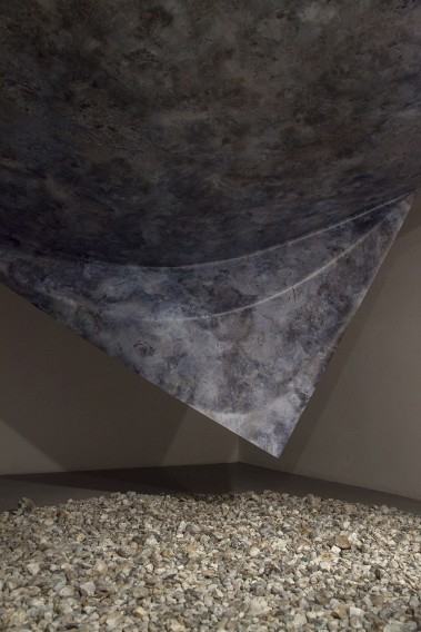 Katarzyna Bogusz, Ugięcie błękitu, odbitka 300x300 cm, mandala z 6028 niebieskich krzemieni, Galeria AT Poznań, 2018, fot. autorka