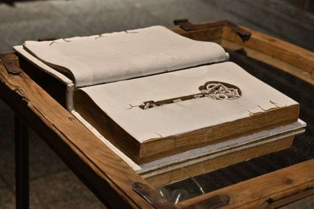 Bogna Kozera-Radomska, Kod, glina ceramiczna, lustro, drewno, stal, 50x70 cm, 2021