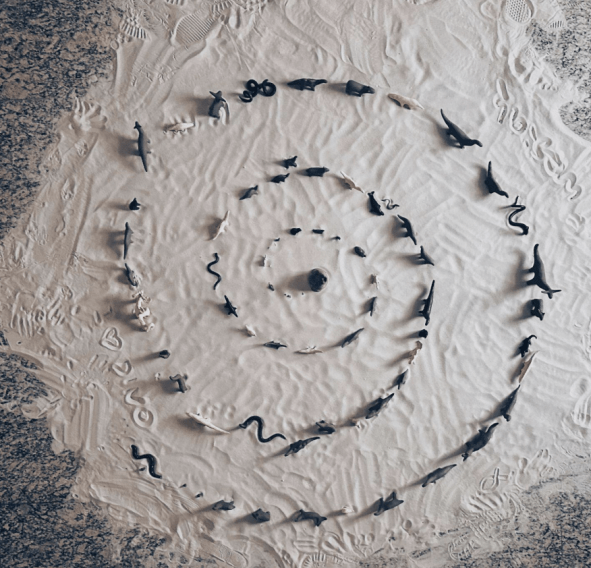 Laura Gizicka, Centrum, 2023, instalacja na wystawie Pokój Laury, glina, zdj. autorka