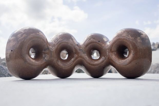 Maciej Kasperski, „SH4”, 2005, masa szamotowa, szkliwo, fot. Łukasz Rachwalak