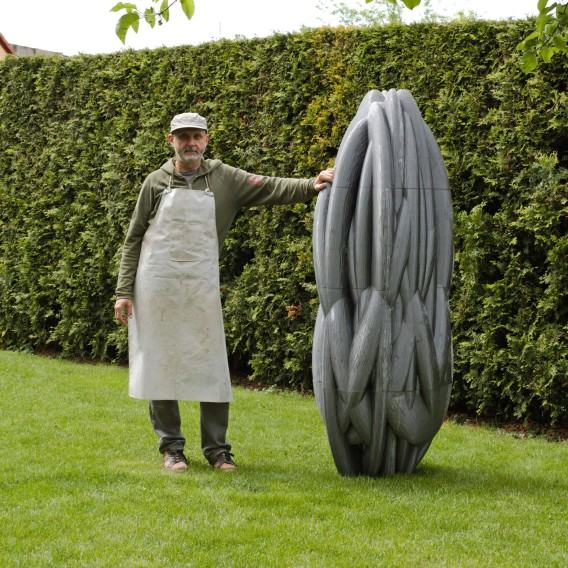 Maciej Kasperski z pracą „Świadomość”, 2020, fot. Agnieszka Posyłek-Kasperska