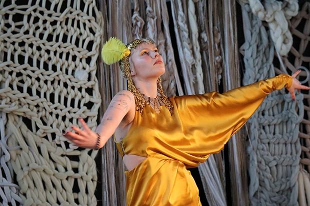 Zofia Czemarmazowicz, scenografia, kostiumy, projekcje do spektaklu „Matka” Witkacego