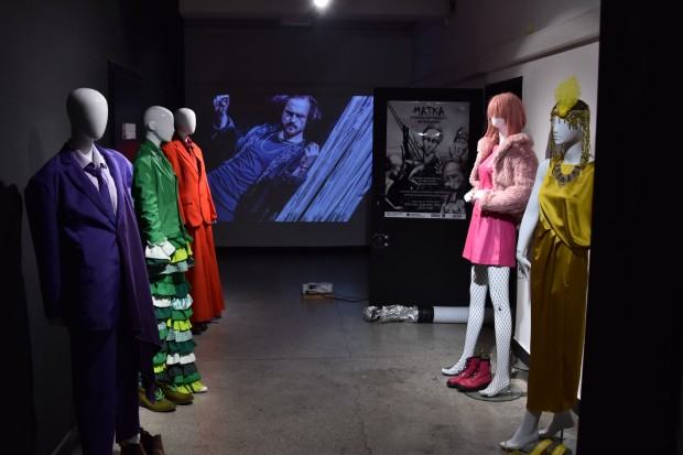 Zofia Czemarmazowicz, scenografia, kostiumy, projekcje do spektaklu „Matka” Witkacego