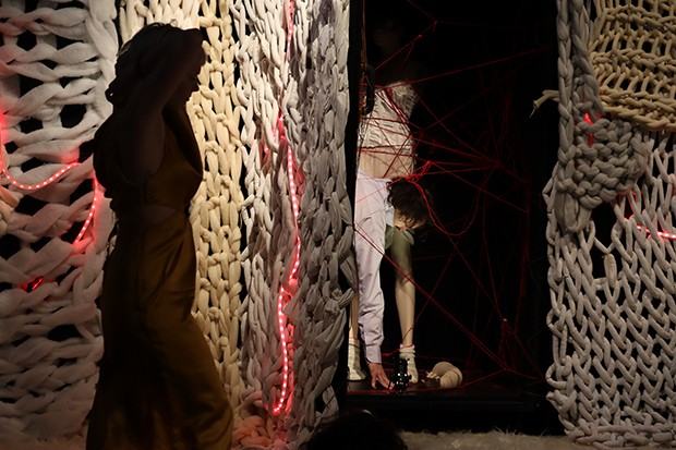 Zofia Czemarmazowicz, scenografia, kostiumy, projekcje do spektaklu „Matka” Witkacego