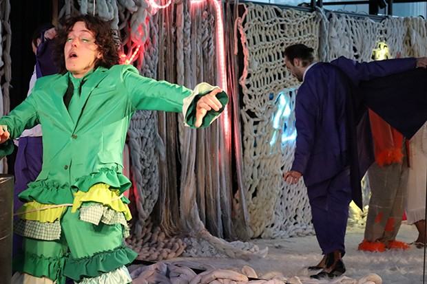 Zofia Czemarmazowicz, scenografia, kostiumy, projekcje do spektaklu „Matka” Witkacego